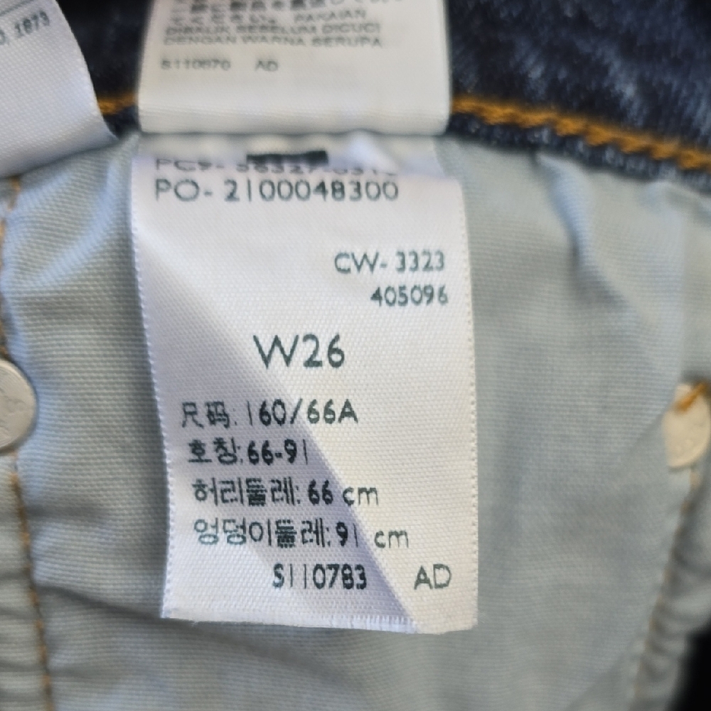 Levi's White Mid Rise Rolled-Hem Shorts & Distressed Blue Denim Cutoffs - Picture 9 of 9